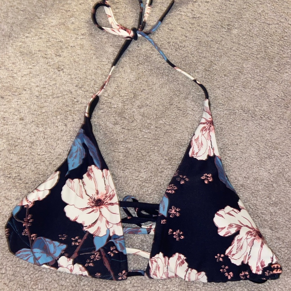 Small billbong bikini top! Great quality